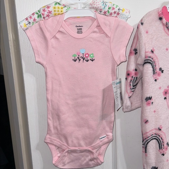 6–9M Baby Bundle – 4 Onesies, Team of Tiny, Gerber & Zach & Zoey - Picture 4 of 9